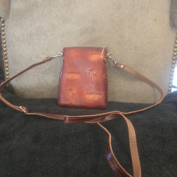 Las Vegas leather crossbody great size to carry your casino winnings! Zip closer - Picture 1 of 4